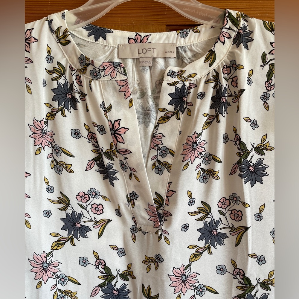 NWOT Loft Floral short sleeve top. Size XSP - Picture 2 of 5